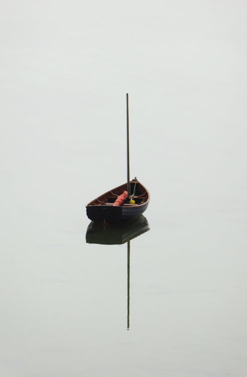 Czarna Drewniana łódź
