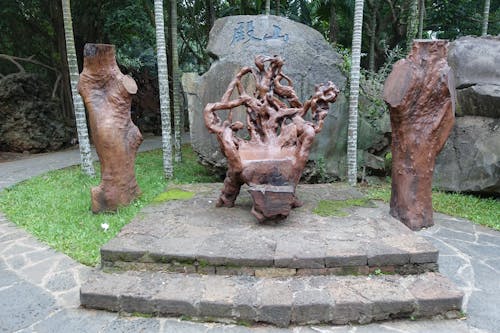 Foto profissional grátis de cadeira, entalhes, esculturas de raízes de árvores