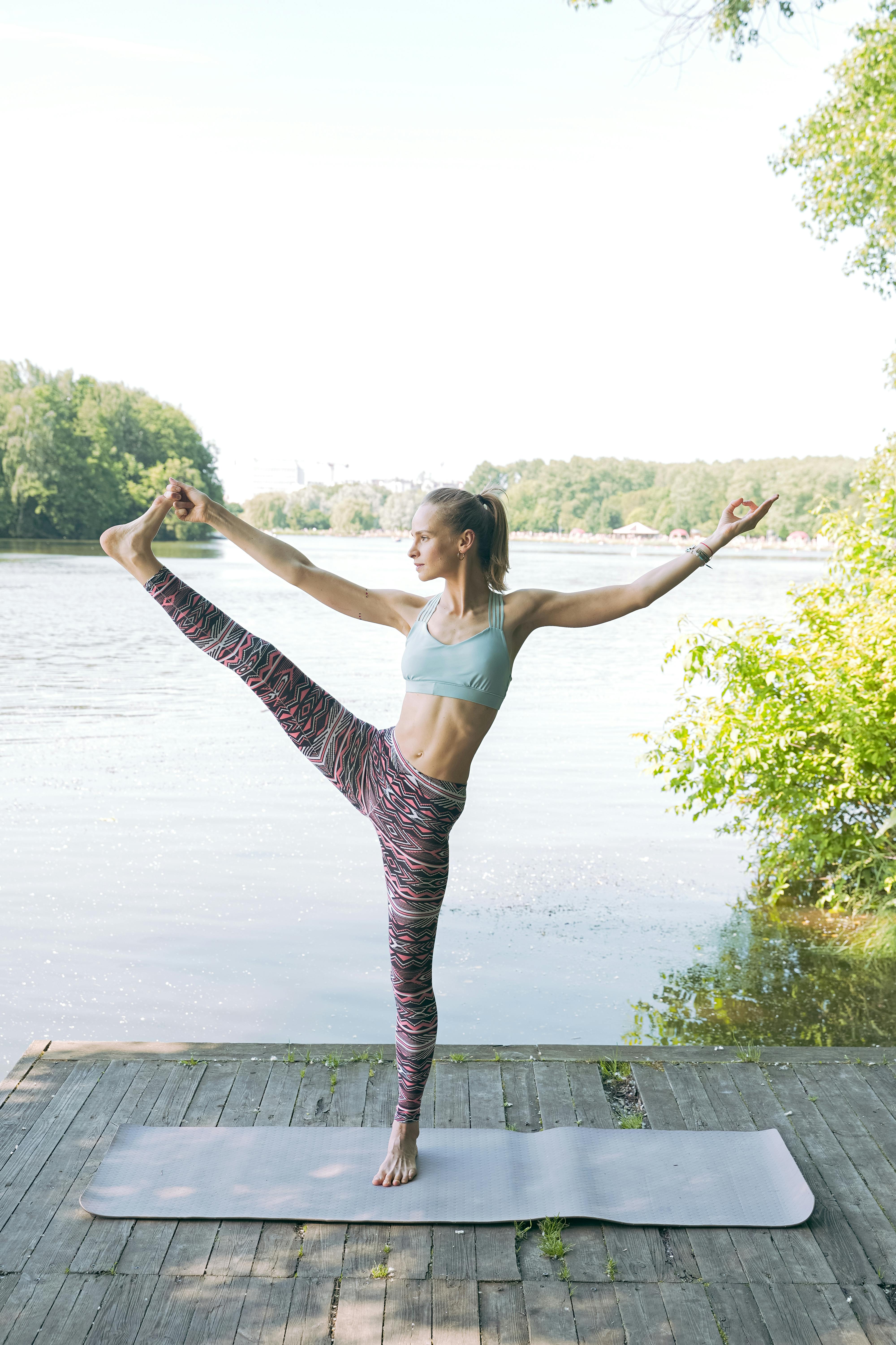 夏季在宁静的湖边做瑜伽，是一种健康的生活方式，非常适合户外运动爱好者