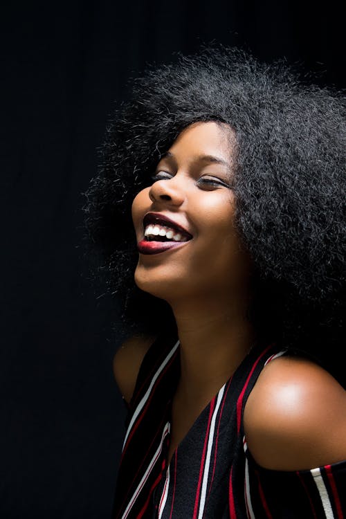 bezplatná Základová fotografie zdarma na téma afro vlasy, afroameričanka, krásný Základová fotografie