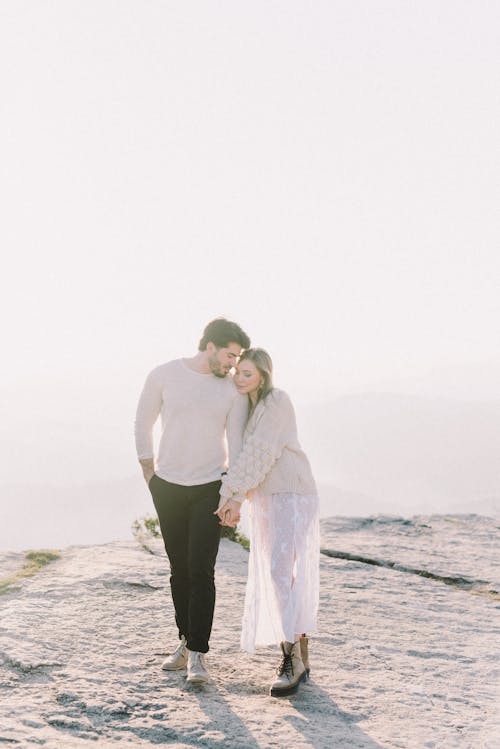 Homme Et Femme Debout Sur La Plage