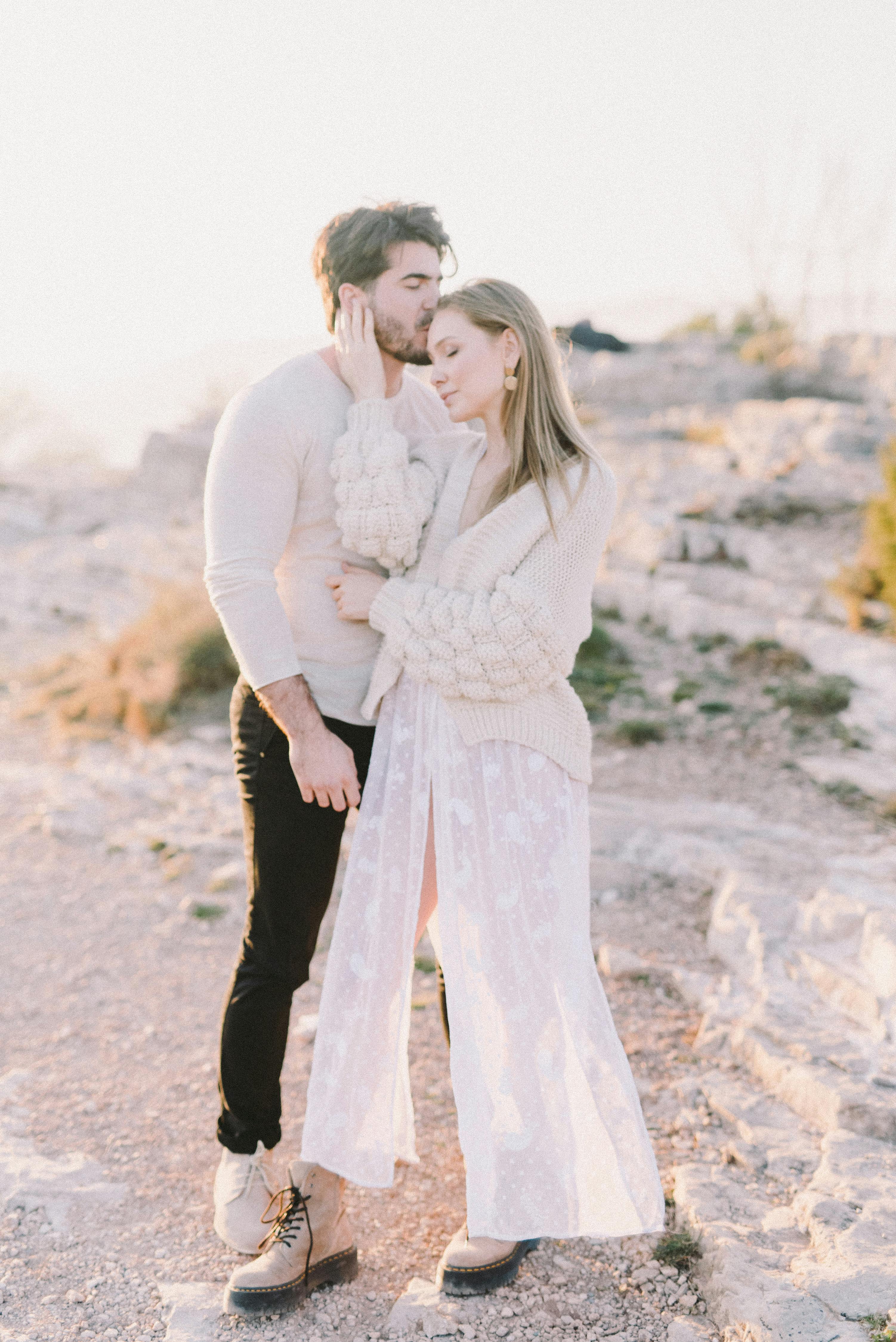 一对恩爱的情侣在明亮的户外相拥，捕捉着温柔的浪漫