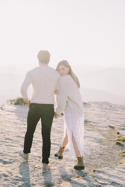 Man En Vrouw Hand In Hand Tijdens Het Wandelen Op Het Strand