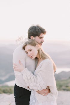 日出时分，一对恩爱的情侣在风景优美的山上拥抱，捕捉到了温柔的时刻