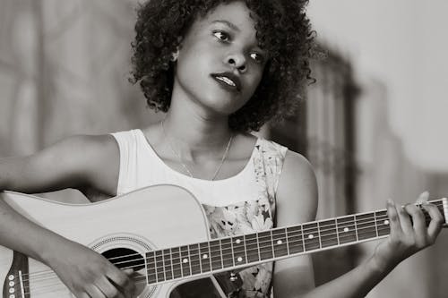 grátis Foto profissional grátis de instrumento musical, mulher afro-americana, música Foto profissional