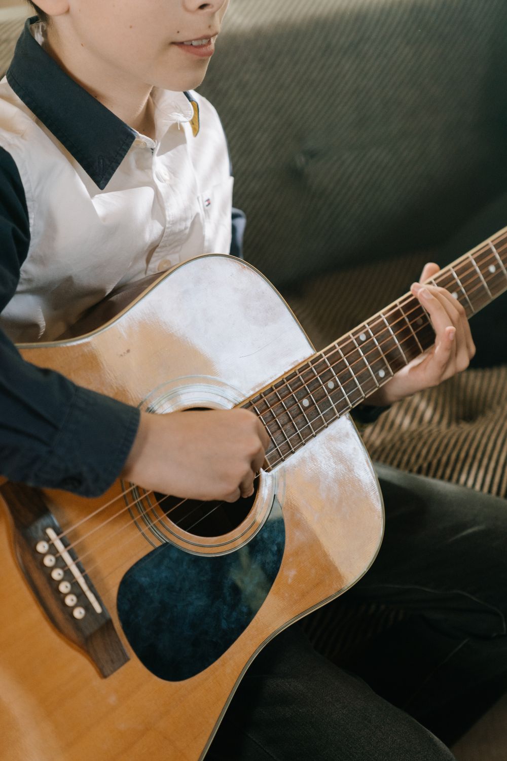 Jeune jouant de la guitare