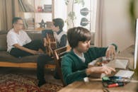 年轻的男孩在室内通过音乐和电子产品培养创造力