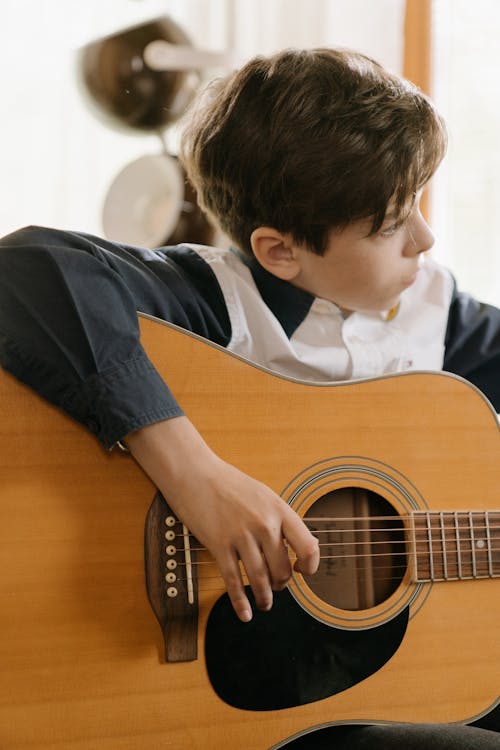Základová fotografie zdarma na téma akustická kytara, chlapec, chlapectví
