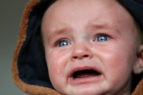 Weinendes Baby Im Braunen Und Schwarzen Kapuzenoberteil