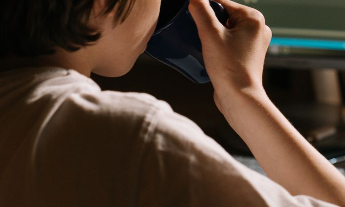 Tânăr concentrat la programare pe calculator
