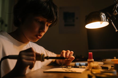 Foto profissional grátis de ciclo, consertando, eletrônico