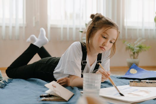 在舒适的室内环境中，一个年轻女孩正躺在地板上，专注地画着画