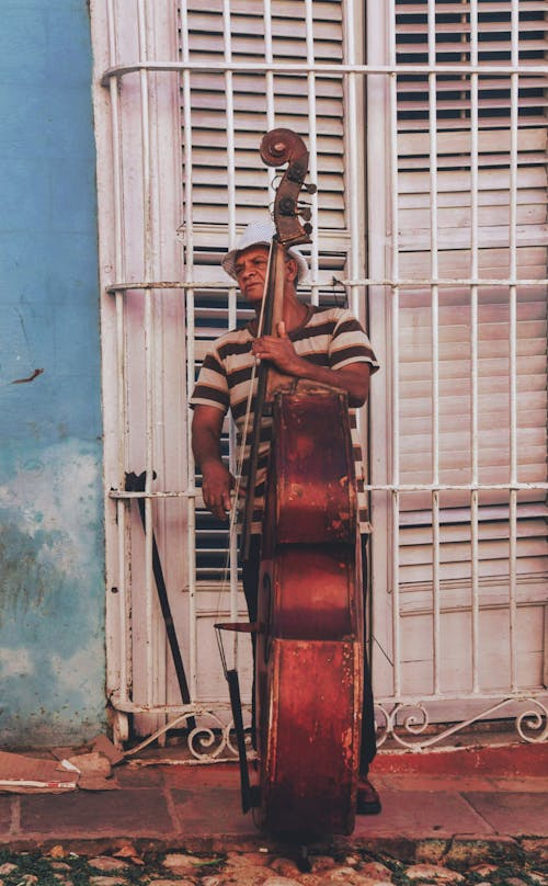 Kostnadsfri bild av äldre man, basgitarr, stränginstrument