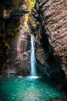 探索托尔明峡谷岩石悬崖间令人惊叹的瀑布