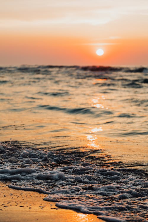 Immagine gratuita di acqua, alba, cielo arancione