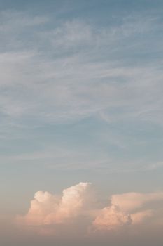 宁静的天空和柔和的云彩，营造出非常平静的氛围