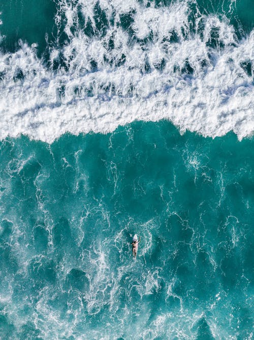 Draufsichtfoto Der Person, Die Surft