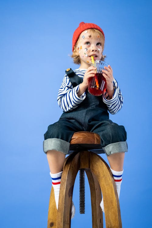 Femme En Chemise à Manches Longues Rayée Noir Et Blanc Et Short En Jean Bleu Assis Sur Brown