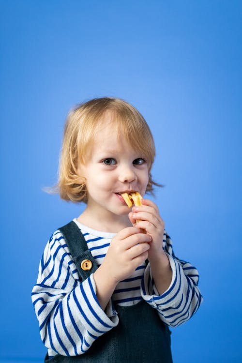 Siyah Beyaz çizgili Uzun Kollu Gömlekli Kız Sarı Yemek Yeme