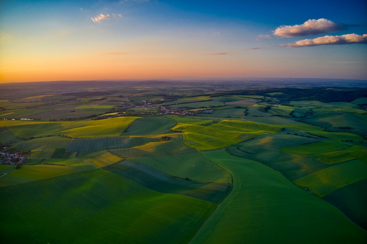 Vedere aeriană cu câmpuri verzi