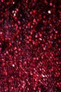 特写镜头捕捉到织物上闪闪发光的红色亮片，非常适合用作时尚背景