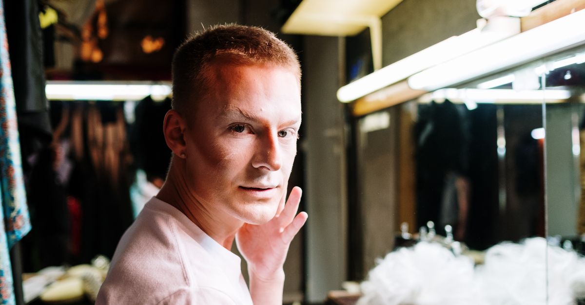 Rüyada Johnny Depp Olmak - Rüya Tabiri ve Anlamı - A drag performer applying makeup in a dressing room, highlighting identity and transformation.