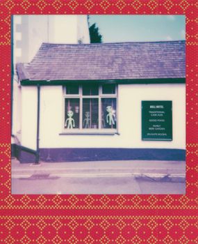 英国酒店街景迷人，窗户装饰俏皮