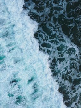 从鸟瞰视角看，迷人的海浪翻滚，生动地展现出海蓝与深蓝的色调