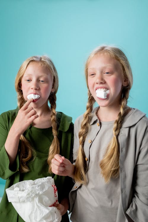 Femme En Veste Verte Avec Sucette Blanche Sur Sa Bouche