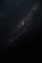 深夜的天空中，雄伟闪亮的星星在黑暗中明亮发光