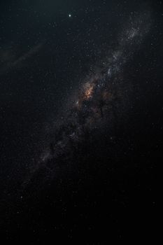 深夜的天空中，雄伟闪亮的星星在黑暗中明亮发光