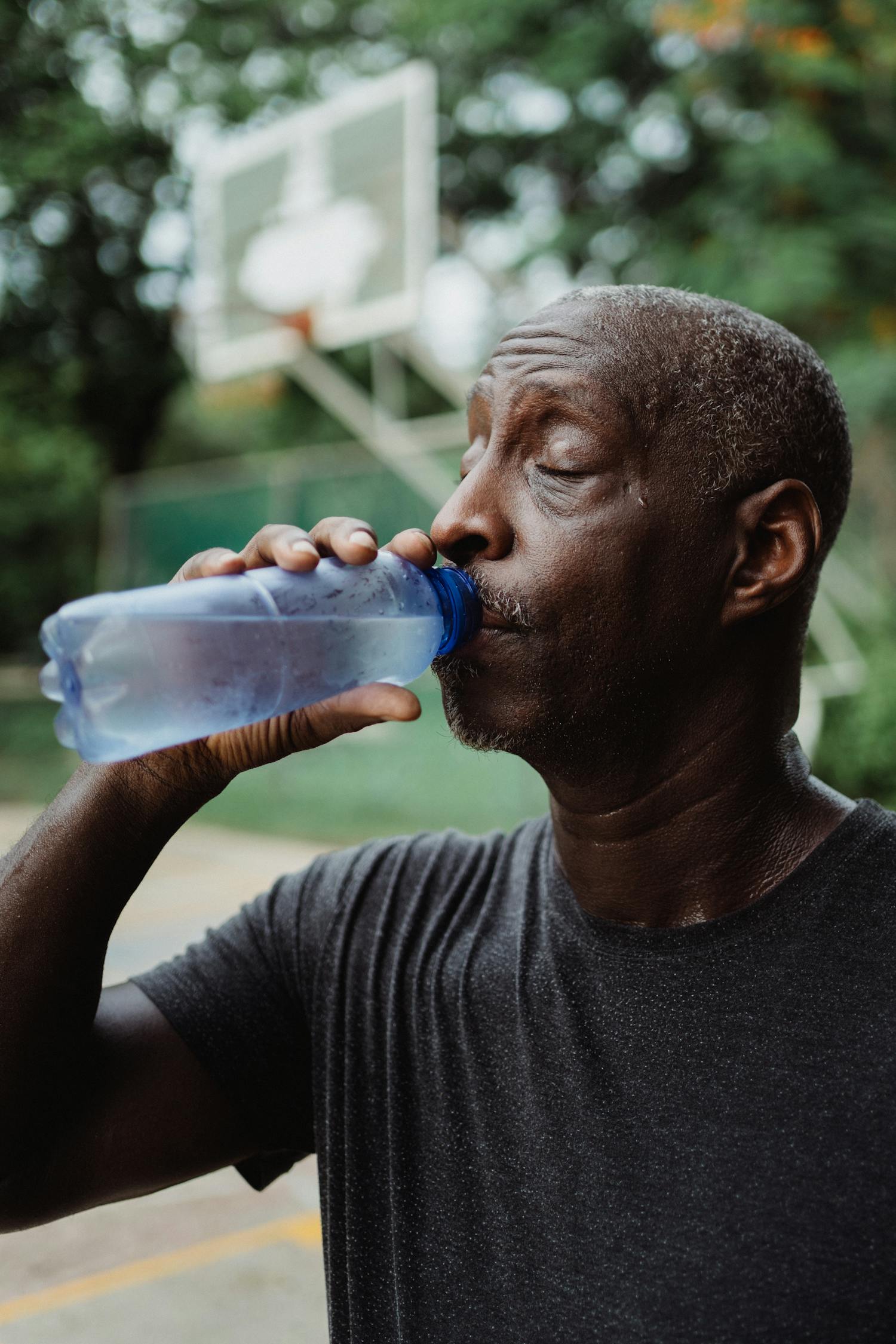 3类人不宜喝太多水，等口渴了再喝水，会更健康_凯迪网资讯
