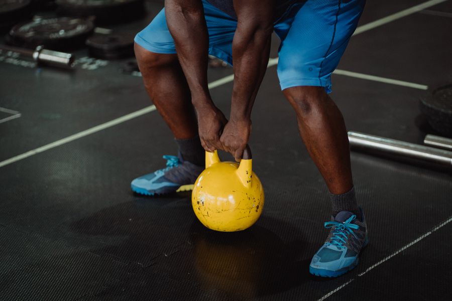 Persona entrenando fuerza funcional con una kettlebell