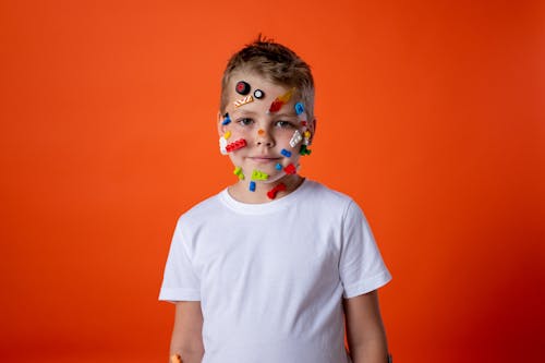 Niño Con Camiseta Blanca Con Cuello Redondo Y Pintura Facial