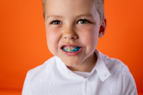 Niño Con Polo Blanco