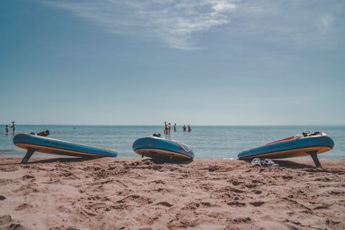 Free Relaxing summer day at Vasto beach with paddleboards and people enjoying the sea. Stock Photo