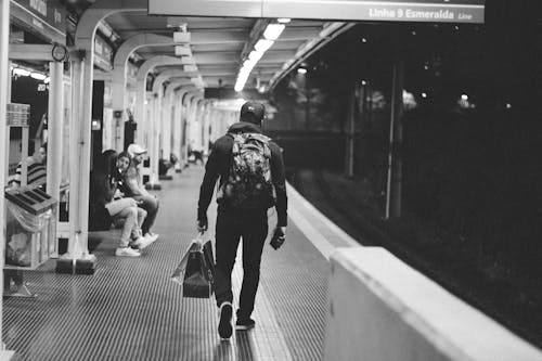 Foto d'estoc gratuïta de blanc i negre, estació de tren, gent