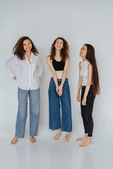 一群年轻女性在工作室里快乐地摆着姿势，展现时尚与多样性