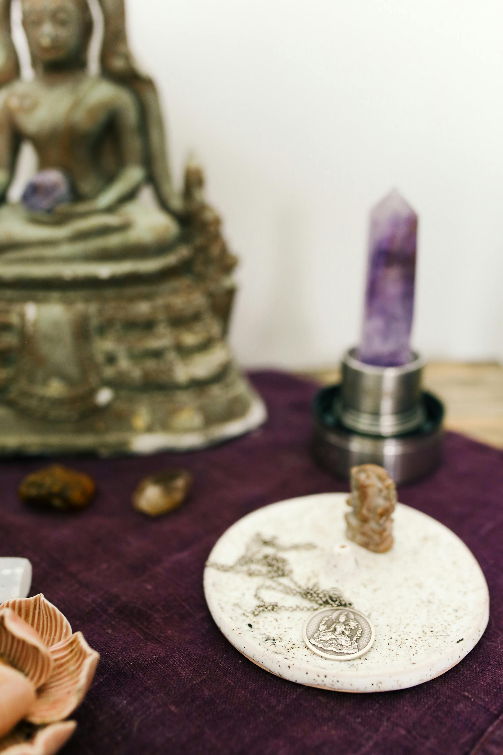 祭坛上的佛像，装饰着紫水晶、装饰盘和用于冥想的雕像