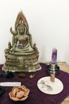 佛像与各种水晶和紫水晶在精神环境中