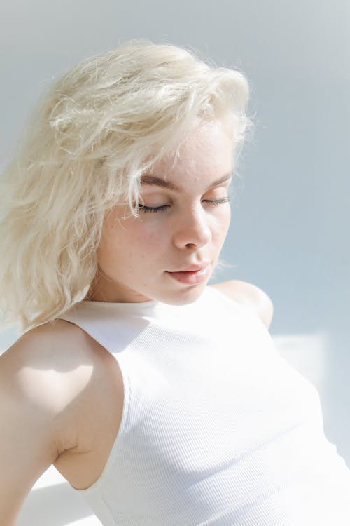 Darmowe zdjęcie z galerii z biały podkoszulek, blond, fotografia mody