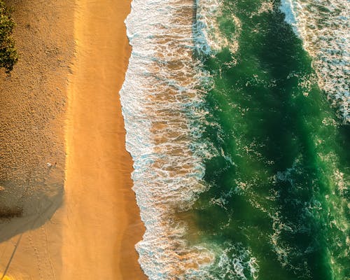 Free Aerial View of Ocean Waves on Shore Stock Photo