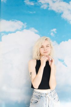金发女子对着蓝天白云做白日梦，显得十分宁静