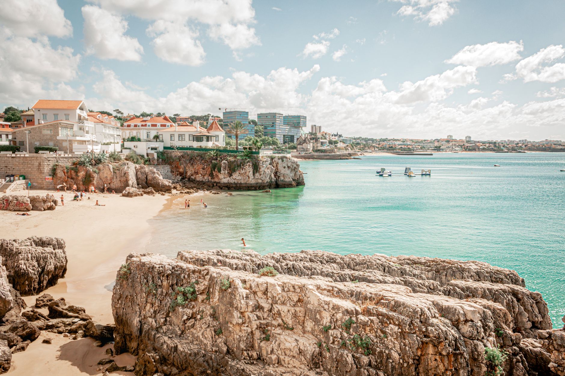 Hermosa playa y costa en Cascais, Portugal, mostrando acantilados y mar turquesa.