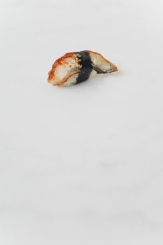 白色背景下的日本寿司特写镜头，鳗鱼和紫菜寿司