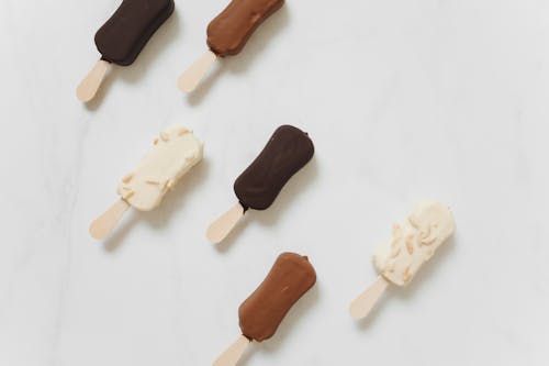 Darmowe zdjęcie z galerii z białe tło, czekolada, prostota