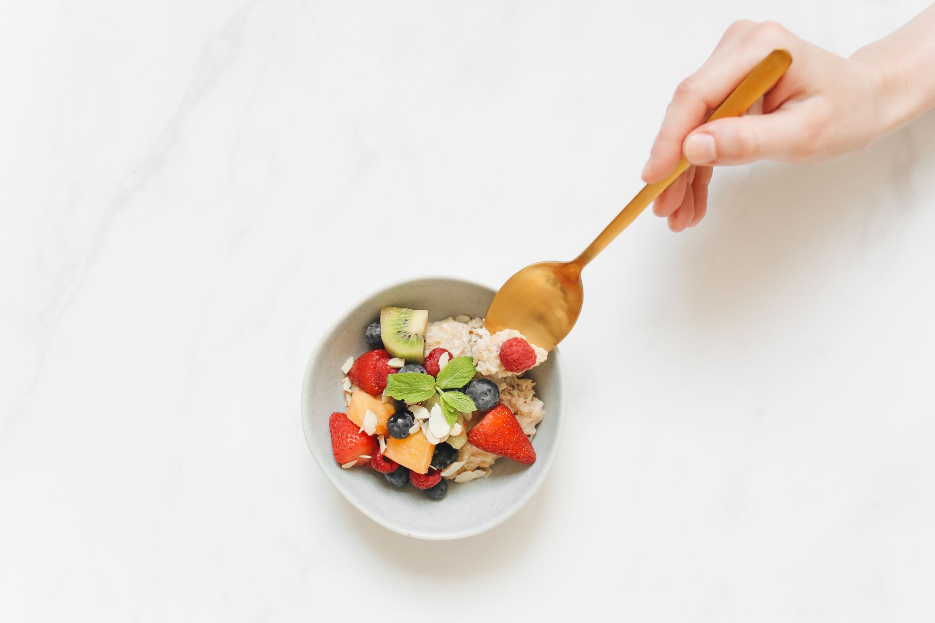 Gesundes Frühstück mit Obst und Müsli – Energie am Morgen