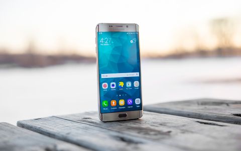 Móvil Samsung sobre una superficie de madera