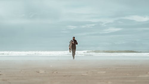 Darmowe zdjęcie z galerii z chodzenie, deska surfingowa, fale