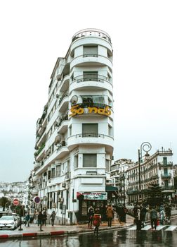 雨天的街景捕捉了繁华城市中独特的建筑风貌